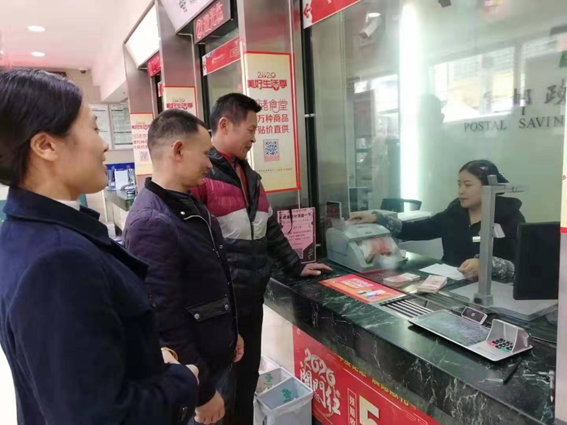农民工在银行存储工资现场_副本.jpg