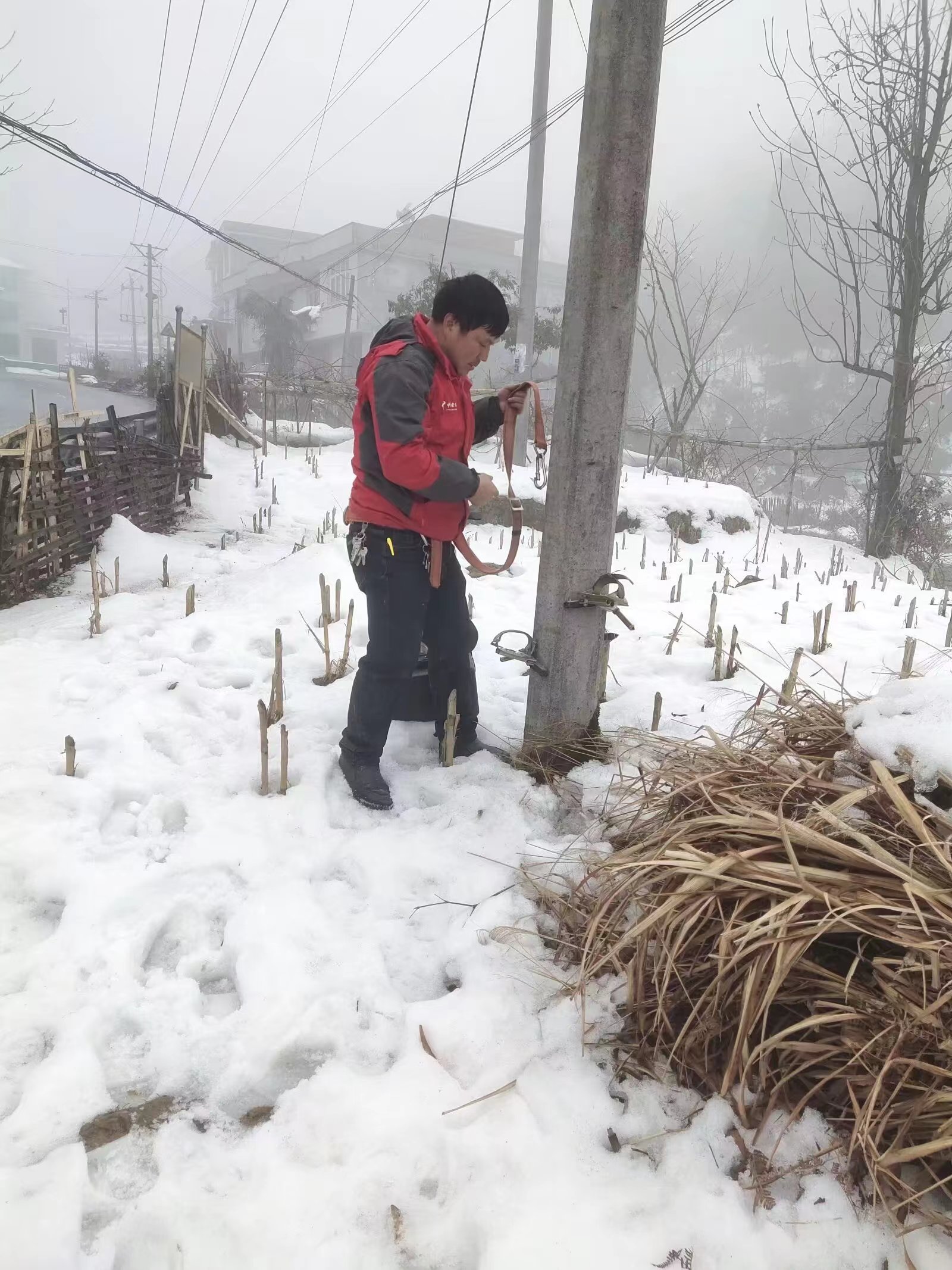 隆回分公司客户终端服务工程师在户外做好检查线路故障的准备工作.jpg