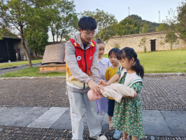 图为志愿者教小朋友海姆利克急救fa