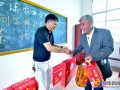 隆回企业家为老党员赠送中秋礼物