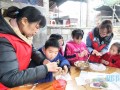 志愿者陪乡村留守儿童提前过元旦佳节