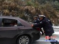 绥宁交警紧急抢通结冰路段获点赞