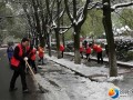 邵阳团市委组织青年志愿者扫雪除冰