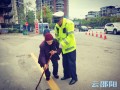 邵阳辅警搀扶老人过马路 温情一幕获点赞