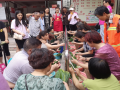 双清区东风路街道开展包粽子比赛