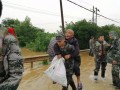 直击邵阳抗洪一线：风雨中，干群同舟共济众志成城
