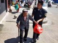 暖心！百岁老人外出迷路，民警护送回