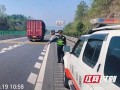 客车爆胎，乘客滞留高速，紧急情况下他们来了......