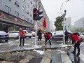 北塔区田江街道全员上阵扫雪除冰保障群众出行安全