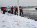 “雪中见文明”武冈辕门口办事处开展“铲冰除雪保畅通”志愿服务活动