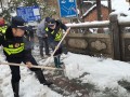 武冈辕门口街道：志愿者扫雪除冰保畅通 守护群众“安全路”