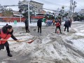城步志愿者开展除冰铲雪志愿保平安