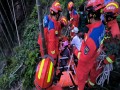 游客登山摔伤被困，新宁消防紧急救援
