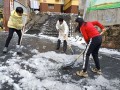 新宁县总工会组织志愿者开展铲雪除冰活动 为职工群众打通办事安全通道