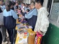 邵阳市第七中学举办“学雷锋”校园义卖活动