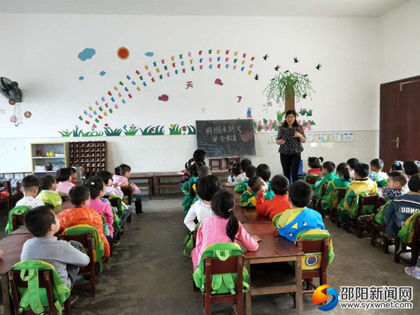 老师给幼儿园讲解防火防溺水知识