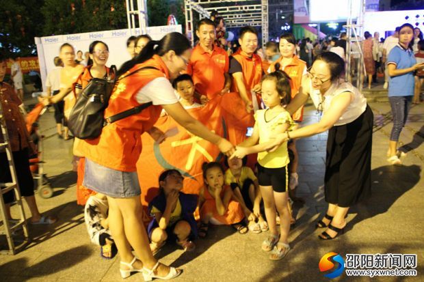 图为小红帽学生将义卖款交给城步大邵公益负责人