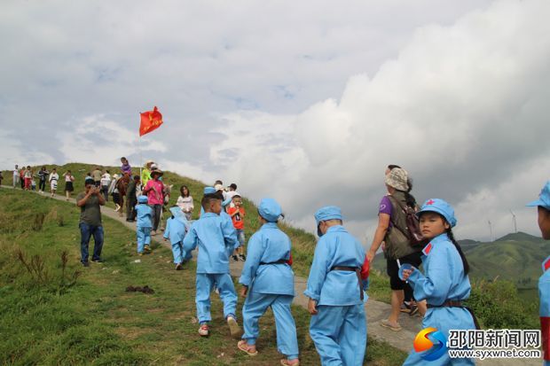 向高山红哨挺进