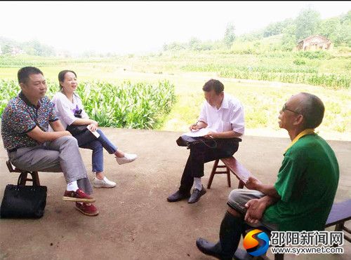 罗长青（左一）走访住家麻风病患者（右一）