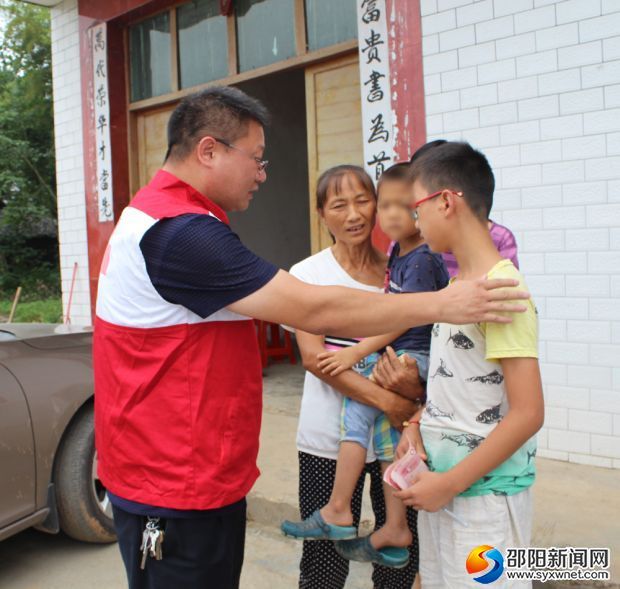 孩子，开朗些，一定不要放弃读书！”