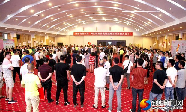 开展破冰互动游戏。