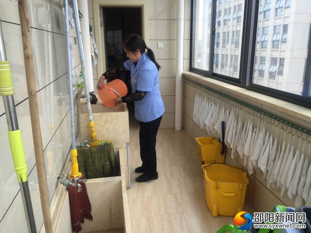 张小阳正在清洗抹布