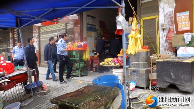 （工作人员检查烟花爆竹现场）