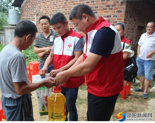 送上米、油和慰问金