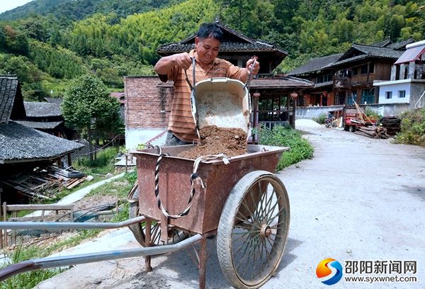 绥宁县长铺子乡拓丘田村村民苏新富准备改造“臭水沟”