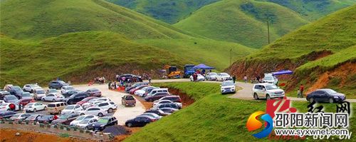 南山大草原车水马龙