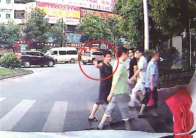 即将过完斑马线的女士回头再次竖起了大拇指。