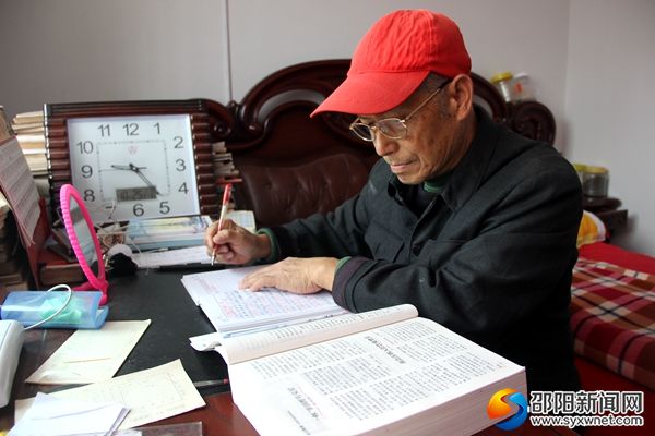 邓运道在抄写健康笔记
