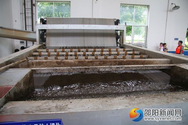 在污泥脱水间内，将污水处理过程中产生的剩余污泥浓缩、脱水，便于污泥最终处置。