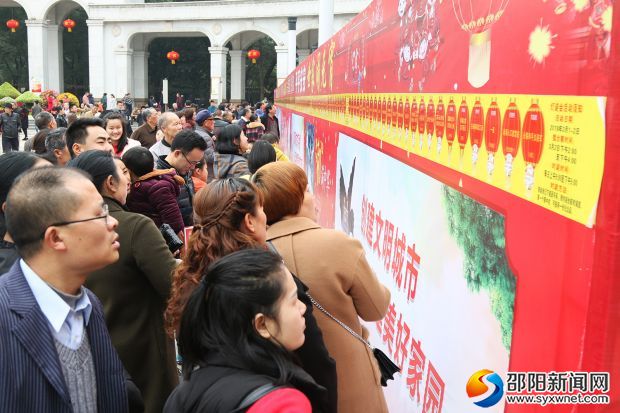 市民们正在猜题板上的字谜