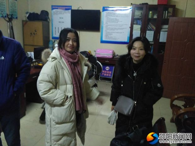 领回钱包的旅客对邵阳市汽车北站工作人员表示感谢