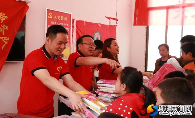 向当地儿童发放学习用品及图书
