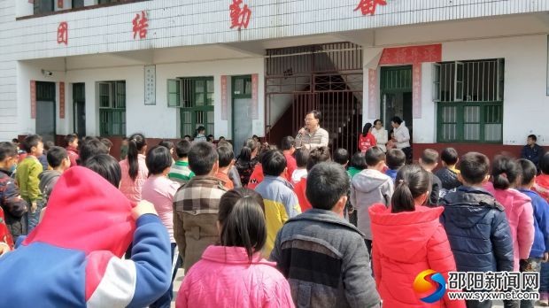 刘校长在大会上进行“防溺水”教育