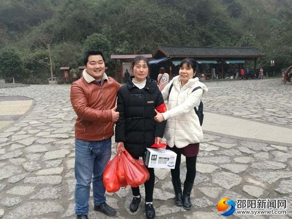 3.郑先生夫妇对拾金不昧的景区员工陈莲芳（中）赞不绝口。