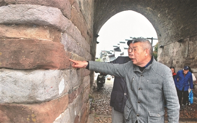 至今，衢城的古城墙上，还留有抗战留下的弹痕。