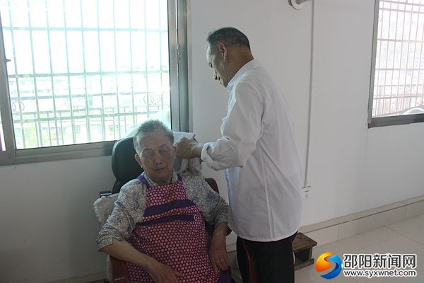 邓运道为老伴罗香花洗脸