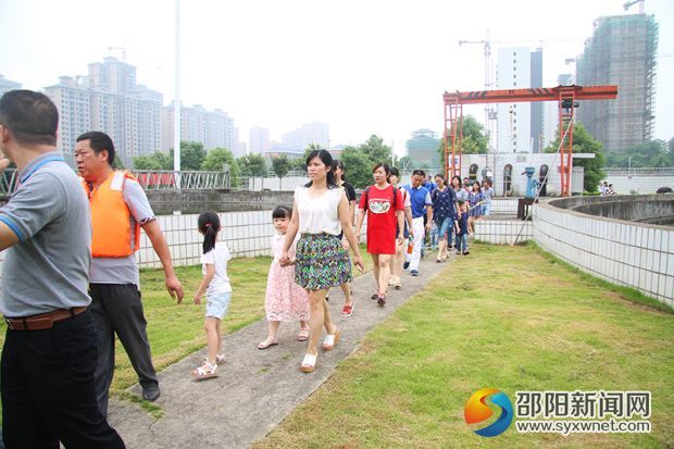 15组家庭参观市红旗渠污水处理厂，了解污水处理过程。