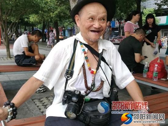 打开话匣子的王雄杰老人眉飞色舞。贺旭艳 摄。