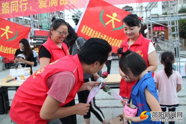 志愿者积极参与义卖