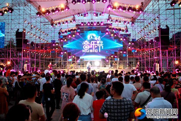 1.七夕节音乐会现场一角_副本