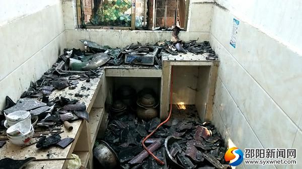 被烧存放液化气罐的厨房