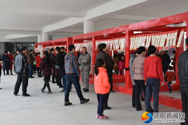 市民们在猜灯谜。