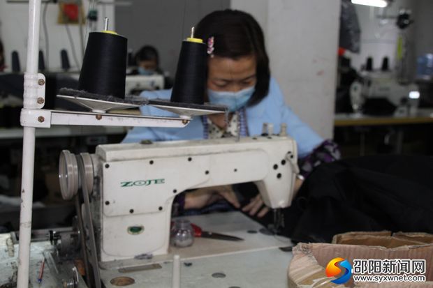 图为刘亚男在紧张的工作