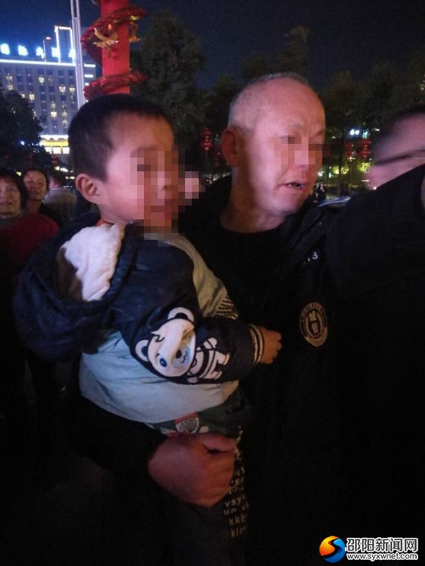 市城管支队魏源广场执勤队员帮助失散儿童寻找亲人_副本