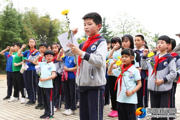 市湘郡铭志学生在纪念碑前宣誓