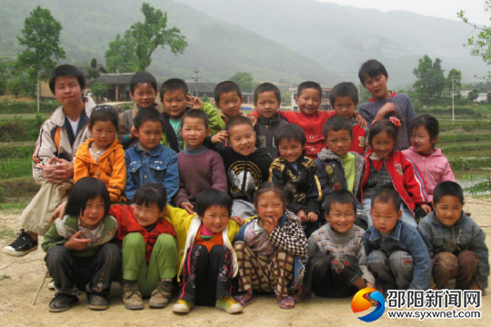 蒋能杰（第三排左一）